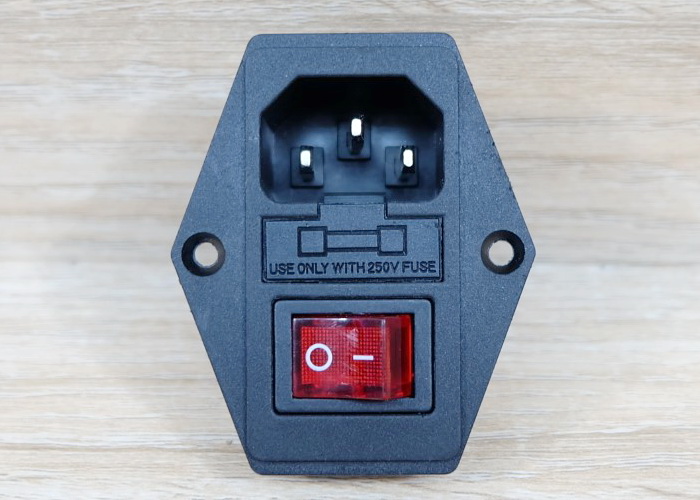 AC-01A Plug Socket 3 Pin Male AC250V พร้อมสวิทช์และฟิวส์ 10A