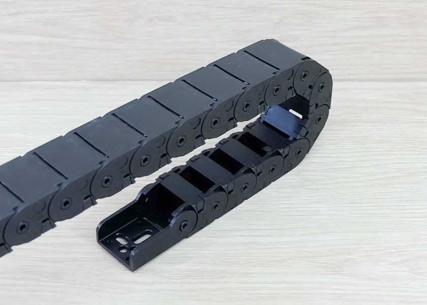 15 x 20 mm Cable Drag Chain R28mm ยาว 1M และ End Connectors (Semi-Enclosed)