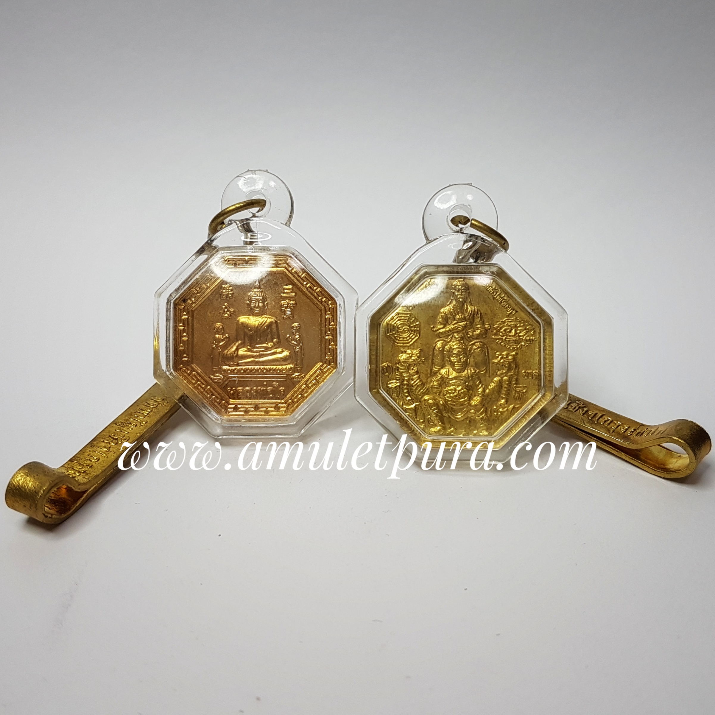 เหรียญกันชง หลวงพ่อโต หลังเทพเจ้าไท้ส่วยเอี้ย(คุ้มครองดวงชะตา)ปี43 วัดพนัญเชิง จ.พระนครศรีอยุธยา(ปีขาล พร้อมเลี่ยมกันน้ำและแหนบ)