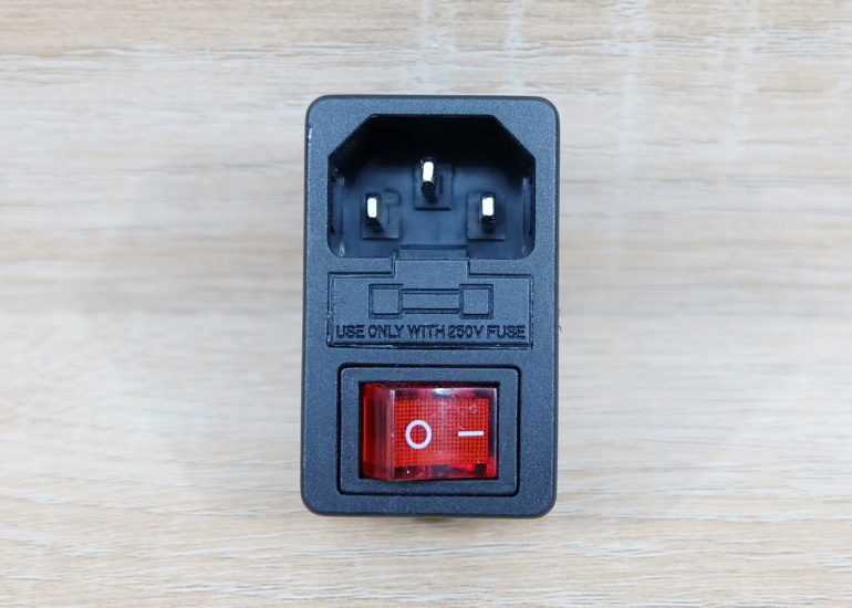 AC-01 Plug Socket 3 Pin Male AC250V พร้อมสวิทช์และฟิวส์ 10A