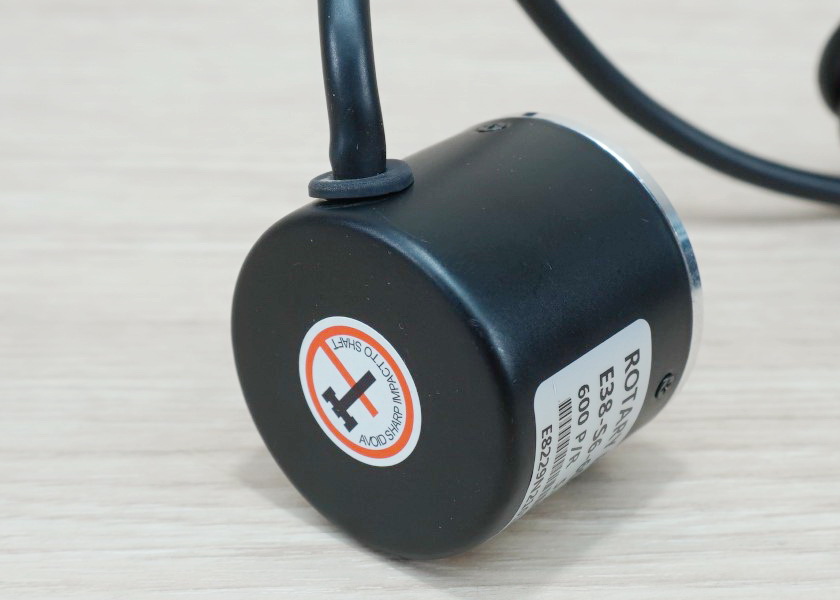 600P/R Incremental Rotary Encoder (E38-S6-600-2-N-24) Shaft 6mm, Cable 2M, NPN, 5-24VDC