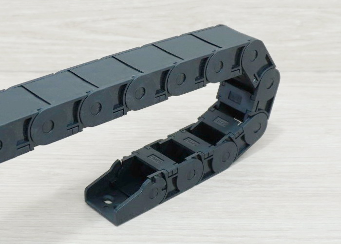 18 X 25 mm Cable Drag Chain R38mm ยาว 1M และ End Connectors 2-รูยึด (Semi-Enclosed)
