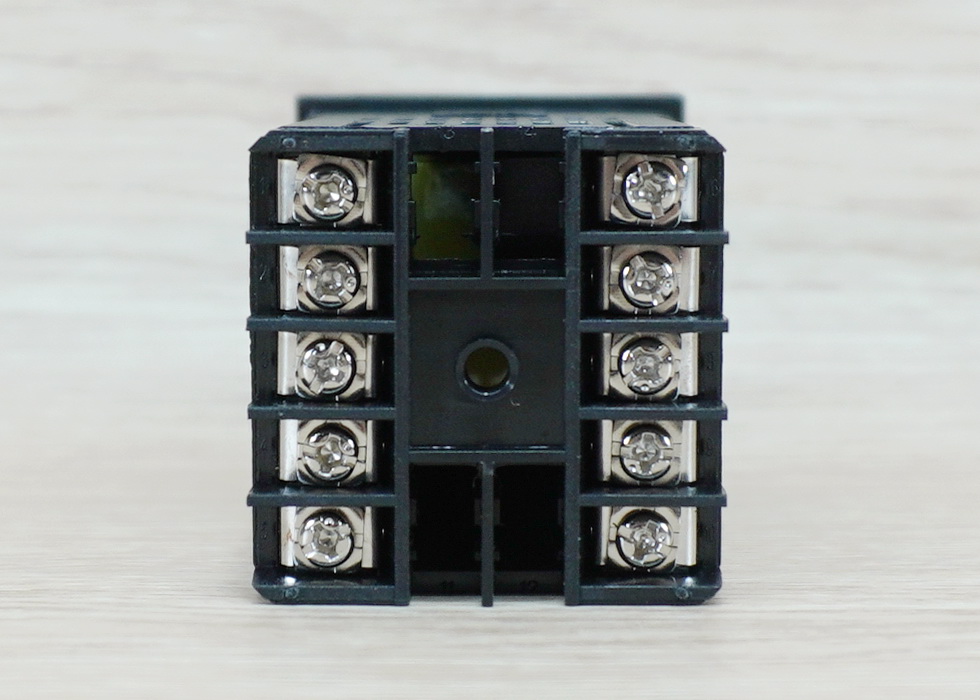 เครื่องควบคุมอุณหภูมิระบบ PID รุ่น REX-C100FK02-V*AN (240V/50HZ) + Thermocouple 0 to 400 °c