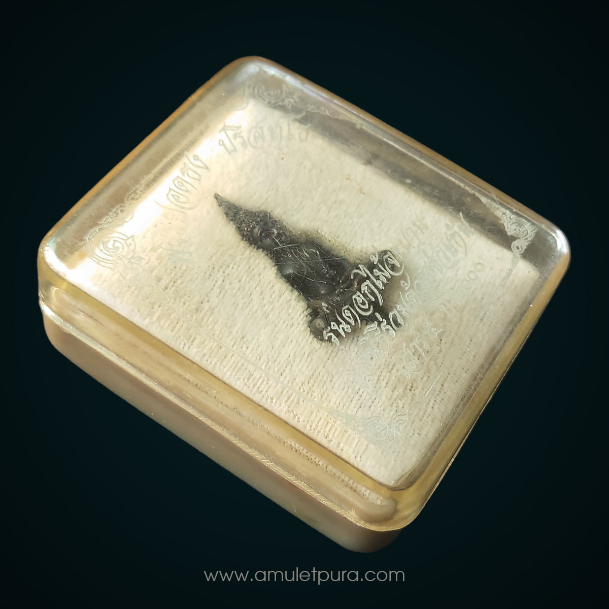 พระยอดธงปริสุทโธ หลวงพ่อคูณ เนื้อนวะโลหะ รุ่นเสาร์ ๕ ดอกไม้จะบาน ปี43 หลวงพ่อคูณ วัดบ้านไร่ จ.นครราชสีมา สร้างถวายโดยนายภูษณ ปรีย์มาโนช อดีตรมต.ประจำสำนักนายกรัฐมนตรี