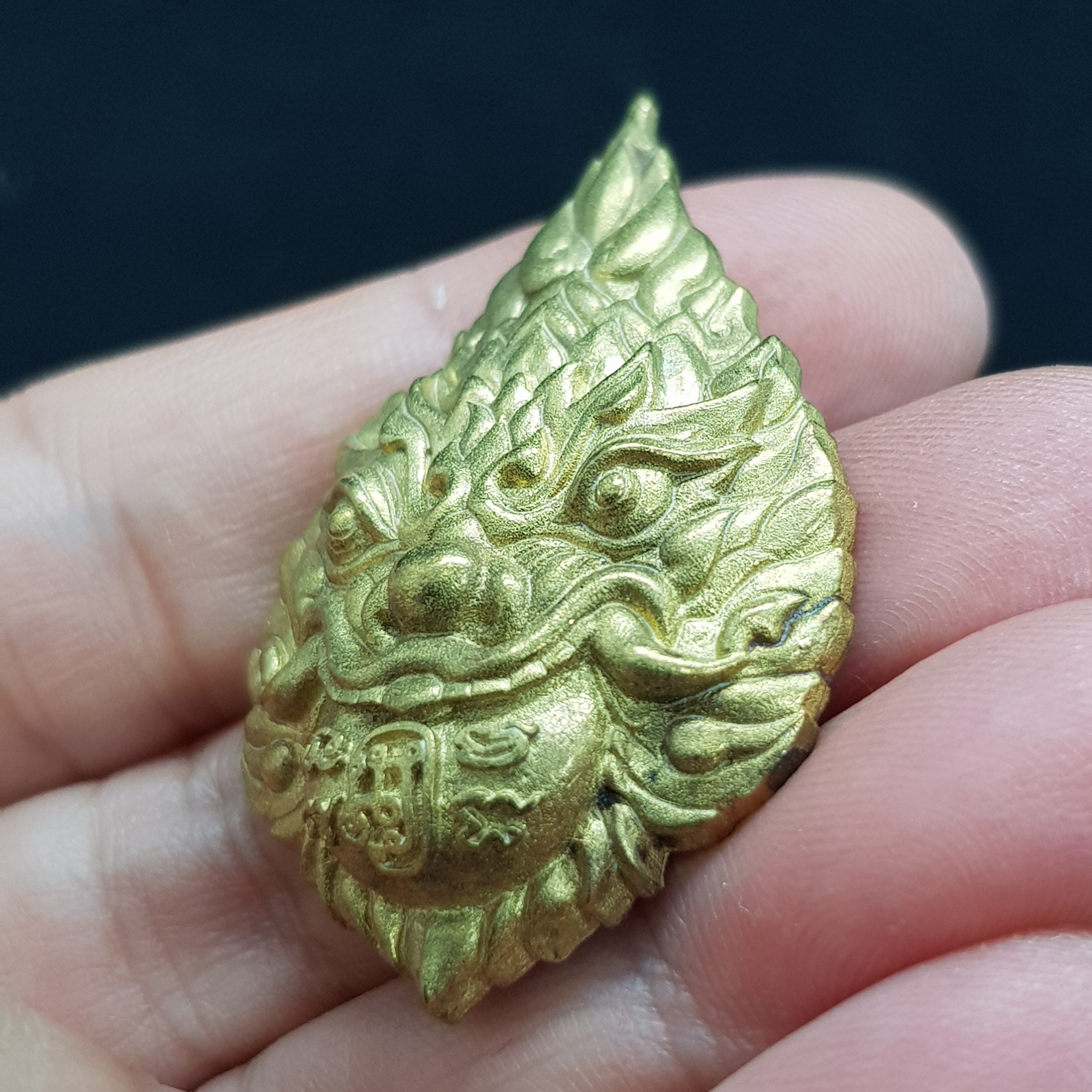 พระราหู รุ่นรวยทรัพย์(ชนวนทองทิพย์)ปี60 หลวงพ่อรักษ์ วัดสุทธาวาสวิปัสนา จ.พระนครศรีอยุธยา(อุดชันโรง พลอยแดงเสก และจีวร มีโค้ด หมายเลข117 จัดสร้าง 599 องค์)