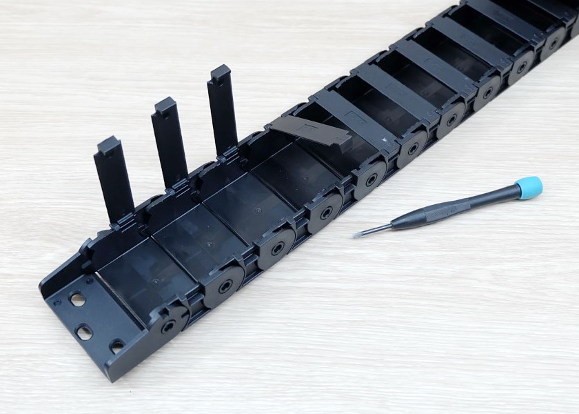 18 X 50 mm Cable Drag Chain R38mm ยาว 1M และ End Connectors (Semi-Enclosed)