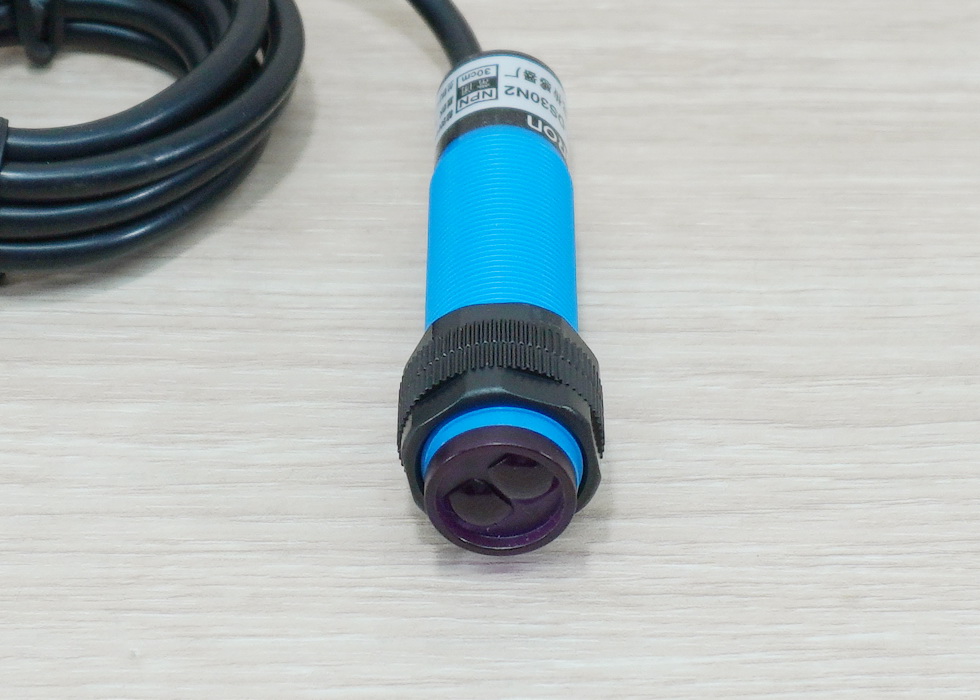 E3F-DS30N2 Infrared Photoelectric Sensor 10-30cm Detection Range Adjust (NPN, NC)