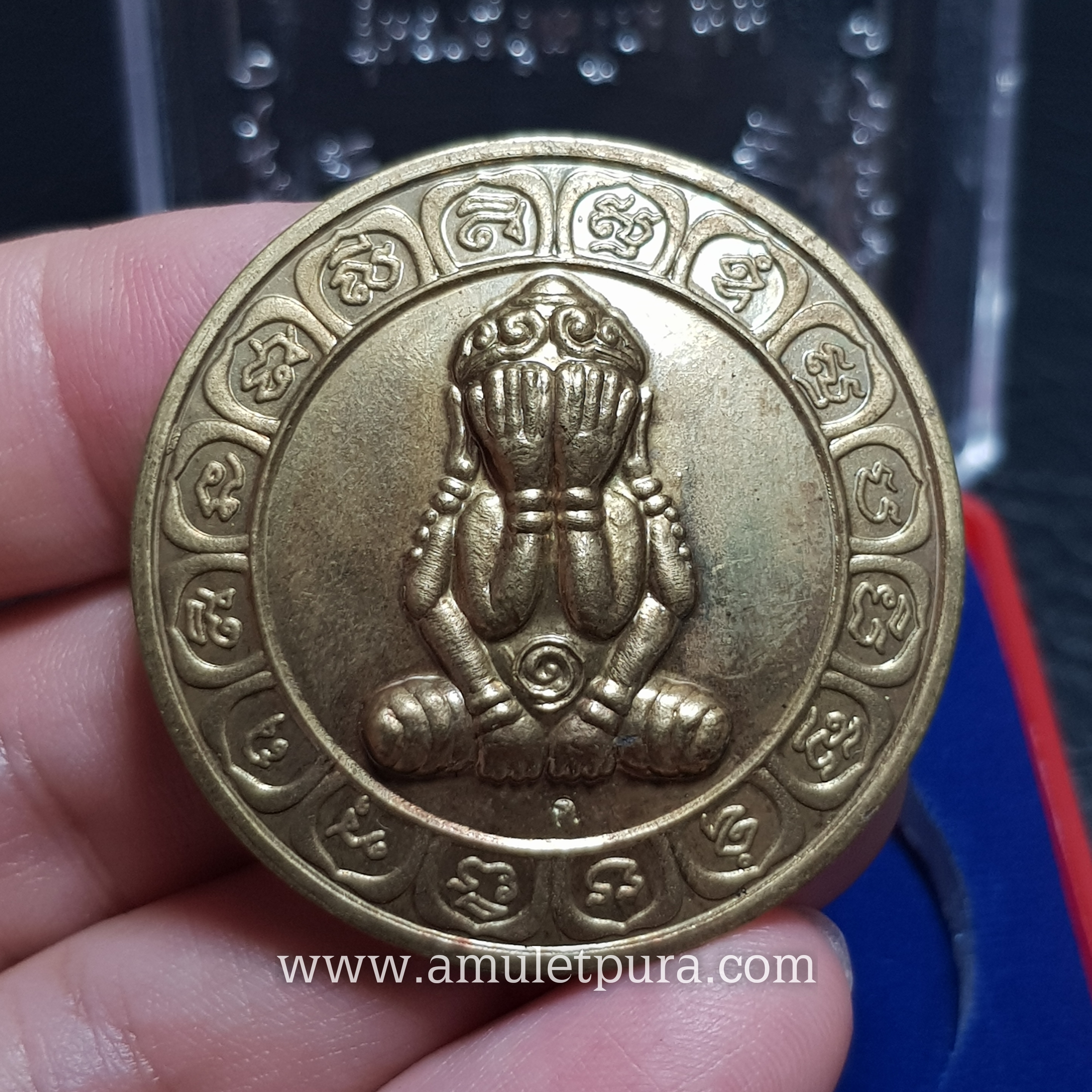 เหรียญพระปิดตาบาตรน้ำมนต์ หลังยันต์อิติปิโส 8 ทิศ (เนื้อทองฝาบาตร) รุ่นอายุวัฒโณ 99 หลวงปู่เกลี้ยง ปี49 วัดโนนแกด จ.ศรีสะเกษ (ตอกโค้ด)