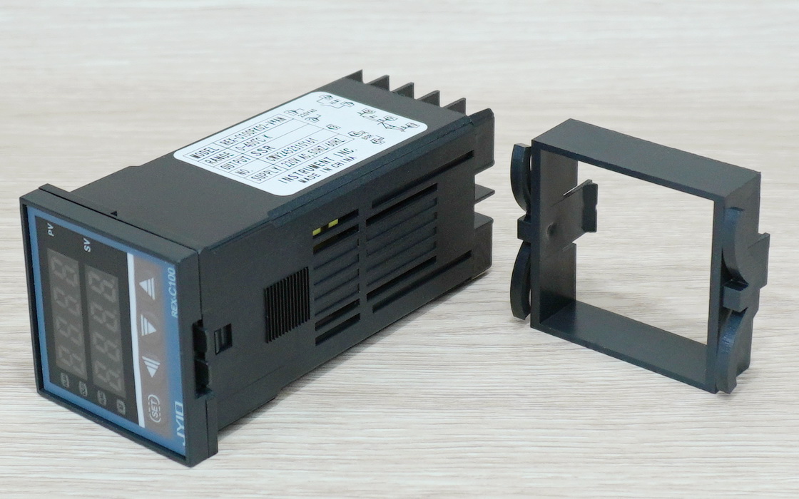 เครื่องควบคุมอุณหภูมิระบบ PID รุ่น REX-C100FK02-V*AN (240V/50HZ) + Thermocouple 0 to 400 °c