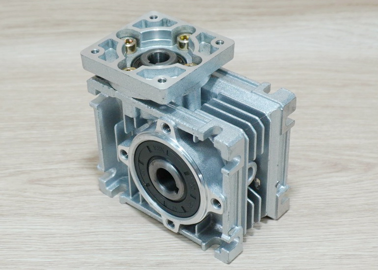 50:1 NMRV30 Worm Gearbox Speed Reducer for NEMA23 (shaft: input 8mm / Out 14mm)