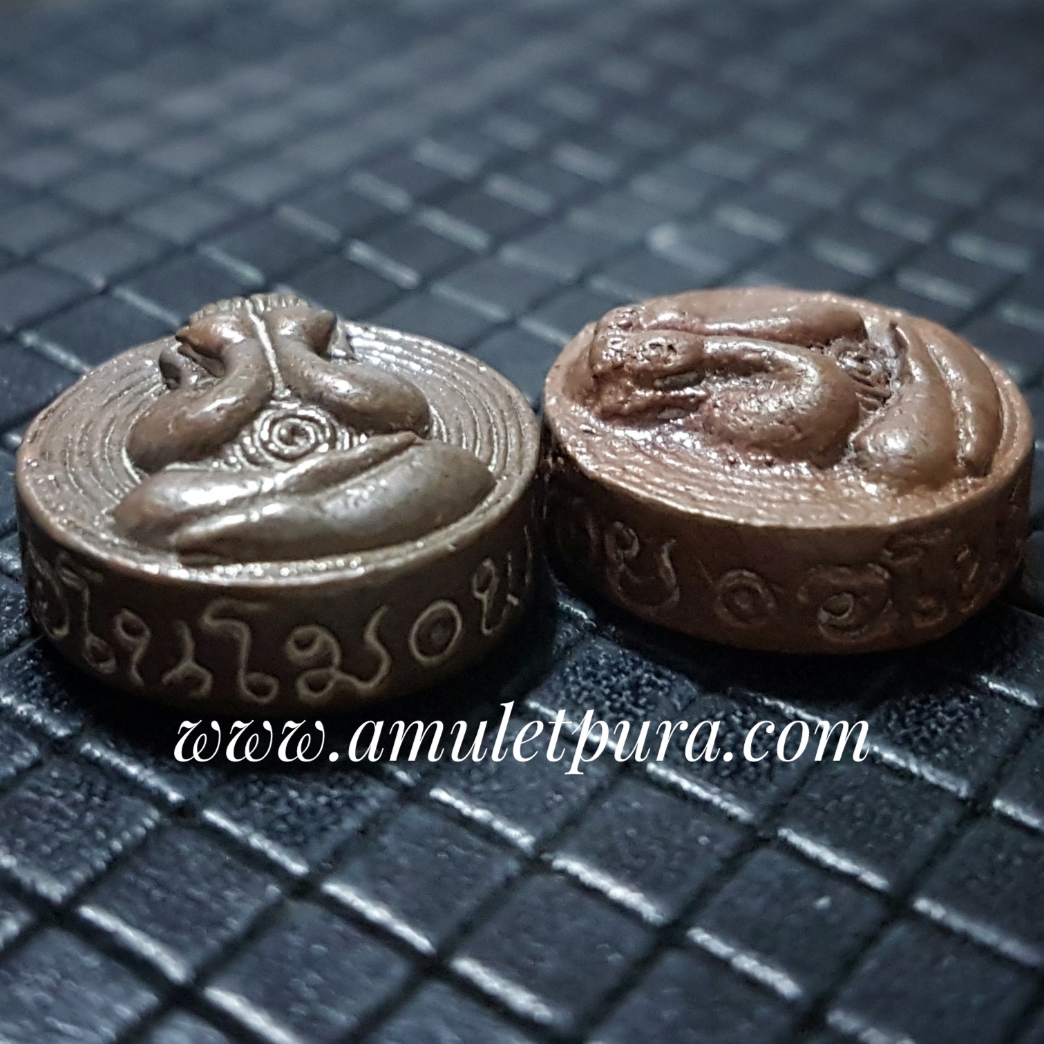 พระปิดตา(เม็ดกระดุม ทองแดงเถื่อน)รุ่นกำแพงแก้ว ปิด ปีด กัน แก้ ปี53 พ่อท่านคล้อย วัดภูเขาทอง จ.พัทลุง(พร้อมเลี่ยมกันน้ำ)