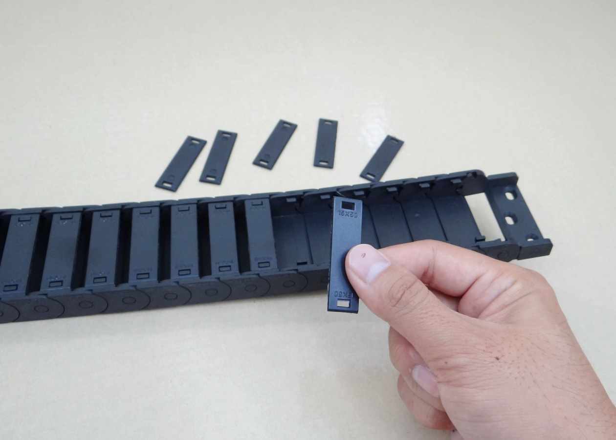 15 X 50 mm Cable Drag Chain R28mm ยาว 1M และ End Connectors (Semi-Enclosed)