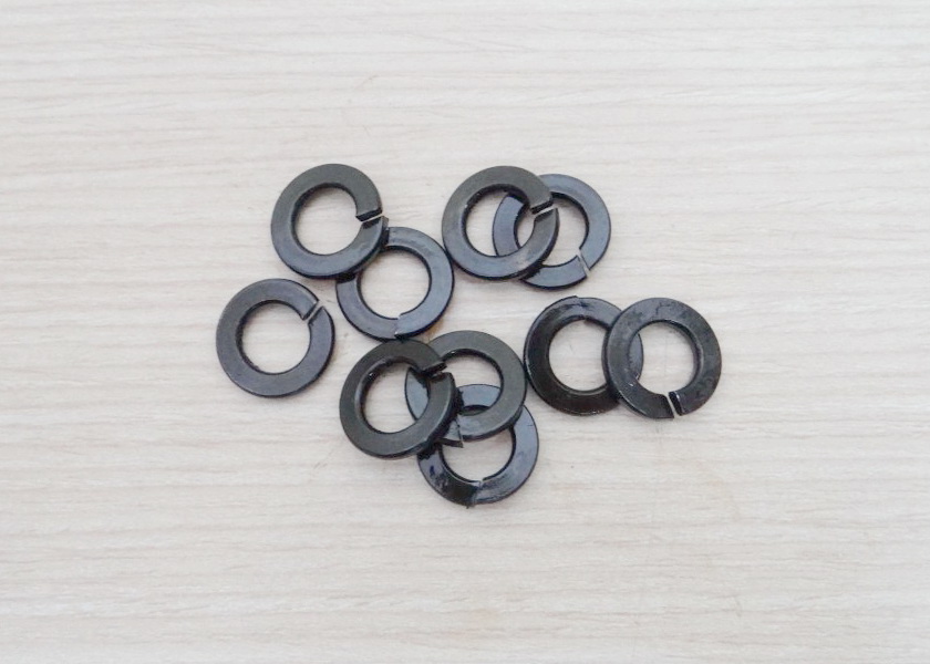 แหวนสปิงดำ 10mm (50ตัว/ถุง)