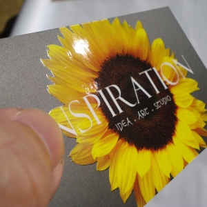 นามบัตร สปอตจุดยูวี มันเงา