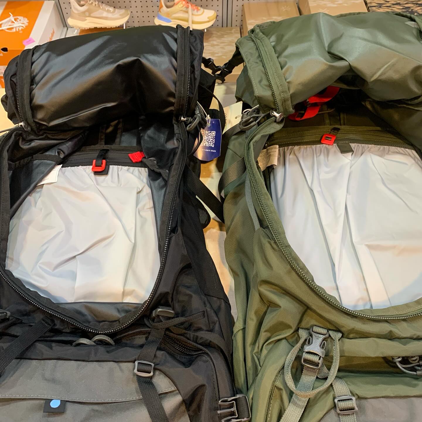 backpack rain cover osprey HiVis Raincover Small | The seamless design and Osprey backpack Daylite Plus AgeGroup_Youth Color:#83 Black/Pearl